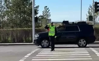 В Астане полицейский попросил прохожего снять его на видео во время службы: вирусное видео с кортежами привлекло внимание общественности