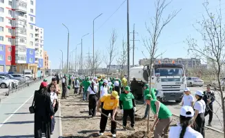 Зеленая симфония: Аким области вместе с жителями Семее создал новый лес в рамках акции по посадке деревьев