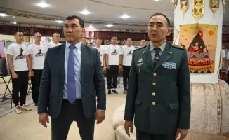 Астана отправила 30 новобранцев в путь к службе, как воины на поле сражения