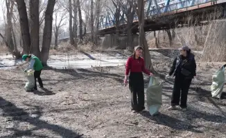 Студенты и волонтеры Семее объединяются для очистки острова Бейбітшілік