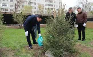 Полицейские очищают столицу в рамках субботника