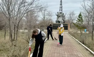 Молодежь Наурзумского района проводит акцию по уборке памятника героям