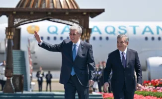 Токаев в Узбекистане: цветы и танцы на встрече с президентом