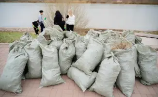 Более 100 астанчан объединились для очистки набережной реки Есиль от мусора