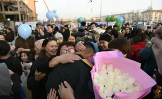 Возвращение солдат из армии: торжественная встреча на вокзале и массовое возвращение военнослужащих по всей стране