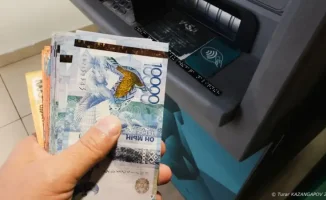 Старые купюры на выход: Казахстан прощается с 2000 тенге, как с ненужным багажом перед новым путешествием