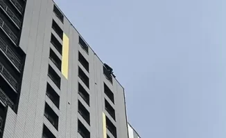 Трагедия в Астане: мужчина забрался на крышу ЖК 'Коркем-3', где в недавнем пожаре погибли трое детей