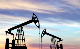 Цены на нефть падают на фоне заявления ОАЭ о выходе из ОПЕК: возможные последствия для глобальной экономики