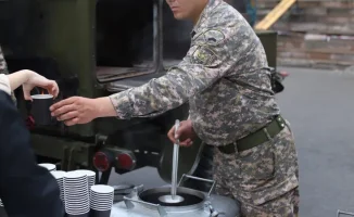 В этом году в Казахстане не будет традиционного парада в честь Дня Победы 9 мая. Заместитель министра обороны Аскар Мустабеков сообщил, что вместо парада запланированы другие мероприятия. 7 мая, в День защитника Отечества, также не будет массовых торжеств
