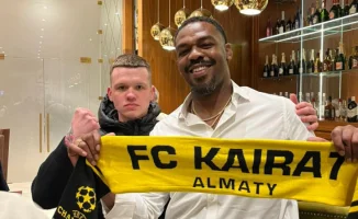 Казахстанец подарил шарф Джону Джонсу, и легенда UFC 'проверила' его стойкость ударом в печень