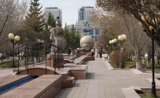 Разбитая плитка и торчащие провода - как выглядит аллея в центре Астаны