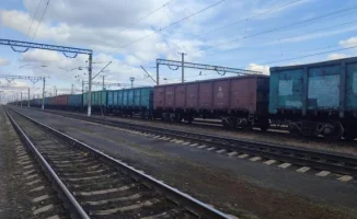 В Акмолинской области Казахстана двое школьников из Астаны забрались на грузовой поезд и начали перепрыгивать с вагона на вагон. Это опасное развлечение закончилось трагически, когда один из них сорвался с крыши поезда, пытаясь скрыться от полиции. Инциде