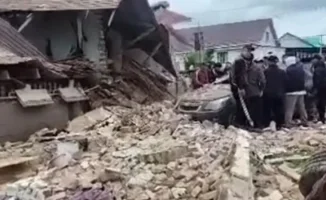 Мощный взрыв разрушил дом в селе Екпинды Алматинской области, под обломками оказалась семья. Спасатели оперативно вытащили женщину из-под завалов.