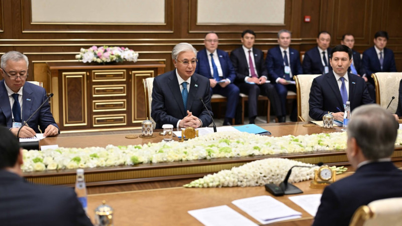 Токаев и Мирзиёев обсудили экологические проблемы Алматы на неформальной встрече Астане