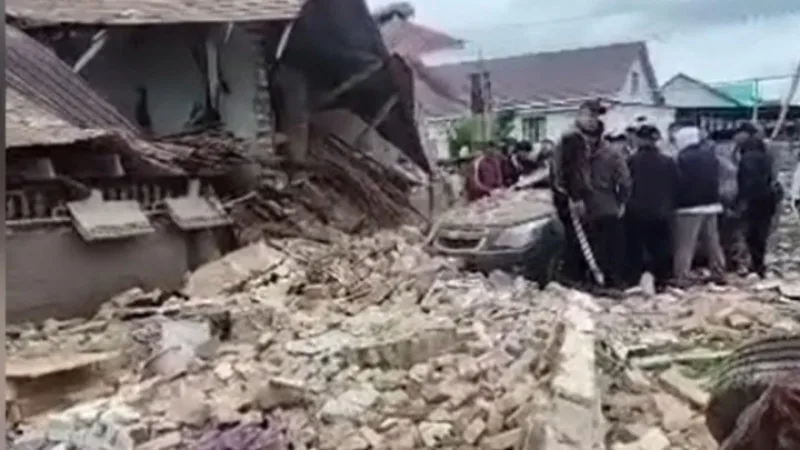 Мощный взрыв разрушил дом в селе Екпинды Алматинской области, под обломками оказалась семья. Спасатели оперативно вытащили женщину из-под завалов. Астане