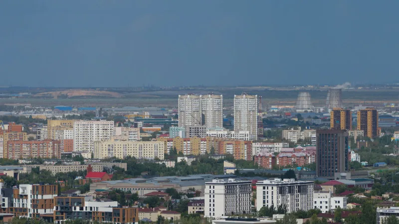 Жители Астаны вновь пожаловались на неприятный запах, коммунальщики провели проверку. Астане