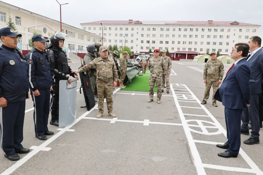Стражи закона и порядка: Национальная гвардия приняла представителей Конституционного суда (3)