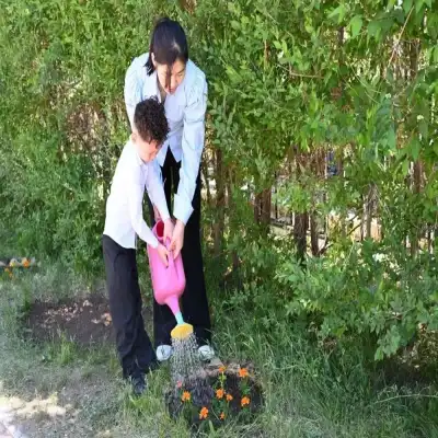 «Таза Қазақстан»: в Актобе школьники активно участвуют в работах по озеленению (3)