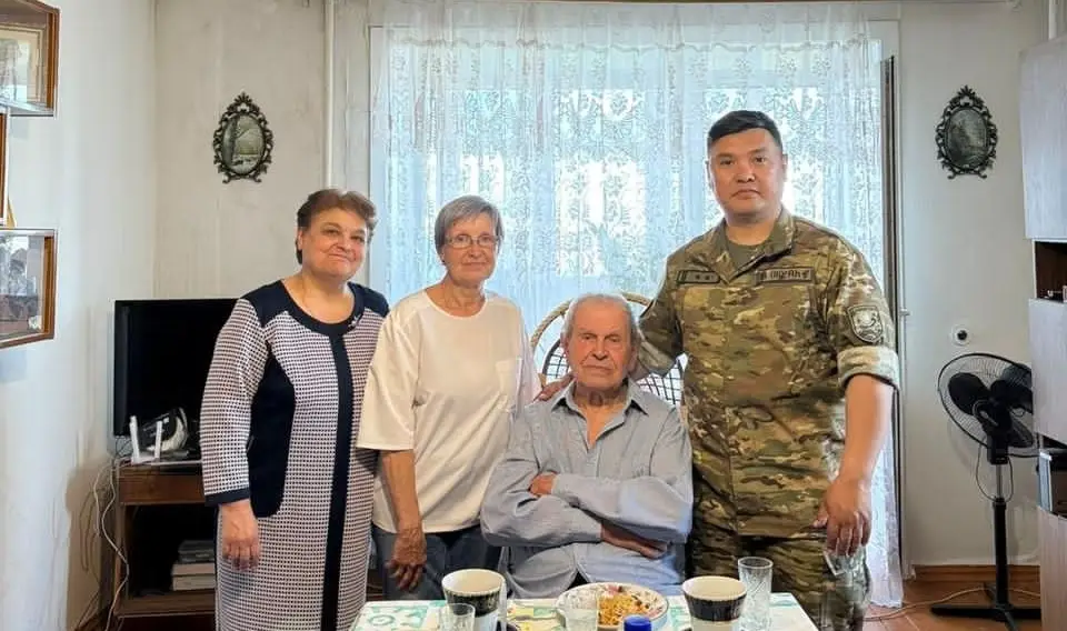В Петропавловске военнослужащие поздравили 93-летнего ветерана с днем рождения Астане