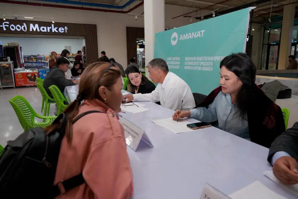 Общественную приемную провела партия AMANAT для жителей в столичном ТРЦ (6)