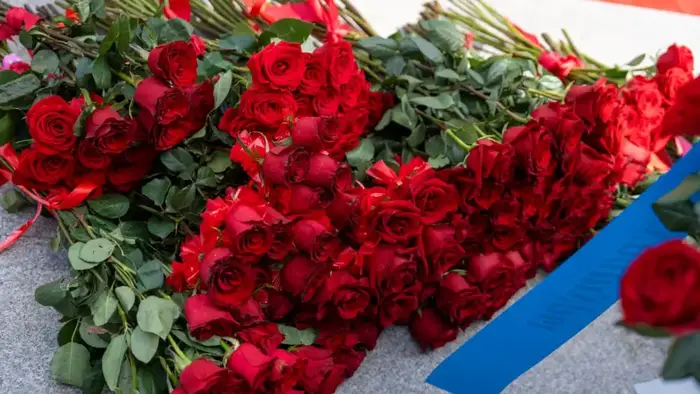 В Усть-Каменогорске прошла церемония возложения цветов к памятнику Народного Героя Сагадата Нурмагамбетова (10)