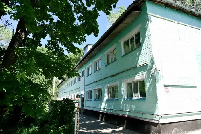 Аким области осмотрел здание бывшего детского дома в селе Науалы (10)
