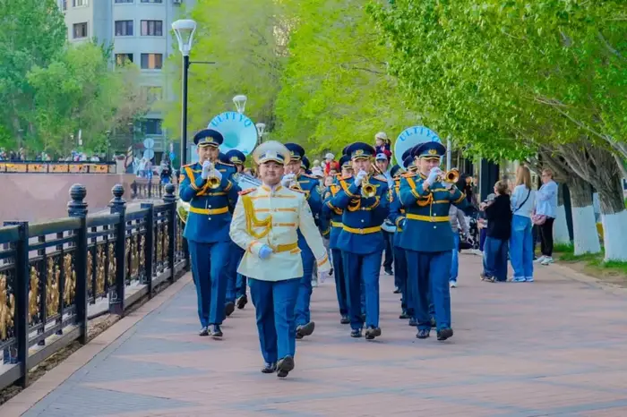 Современные хиты в исполнении военного оркестра прозвучали в Астане в День защитника Отечества (10)