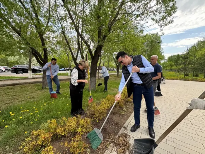 «Таза Қазақстан»: в Астане ведутся работы по очистке территорий памятников (4)