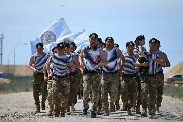 Более тысячи морских пехотинцев пробежали 10 км в честь Дня защитника Отечества (10)