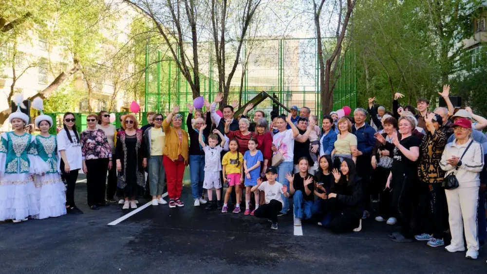 Ко Дню единства в районе Байконыр открыли три обновленных двора (6)