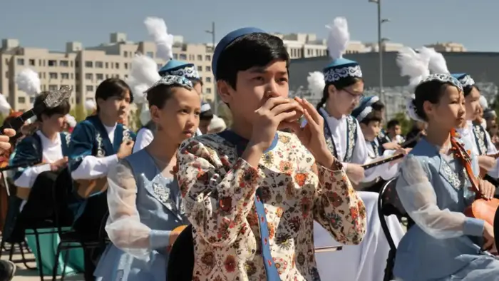 В Астане 2000 школьников одновременно исполнили кюй «Алтын ұя» (9)