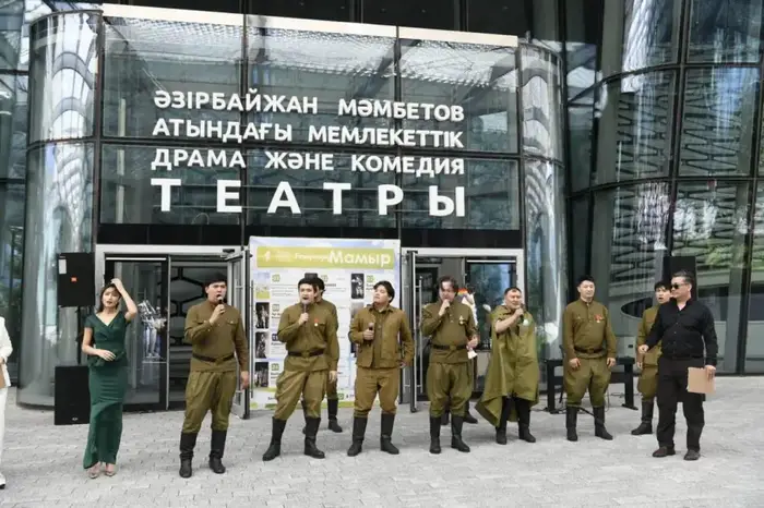 Театрализованный концерт на столичной площади провели в честь Дня Победы (7)