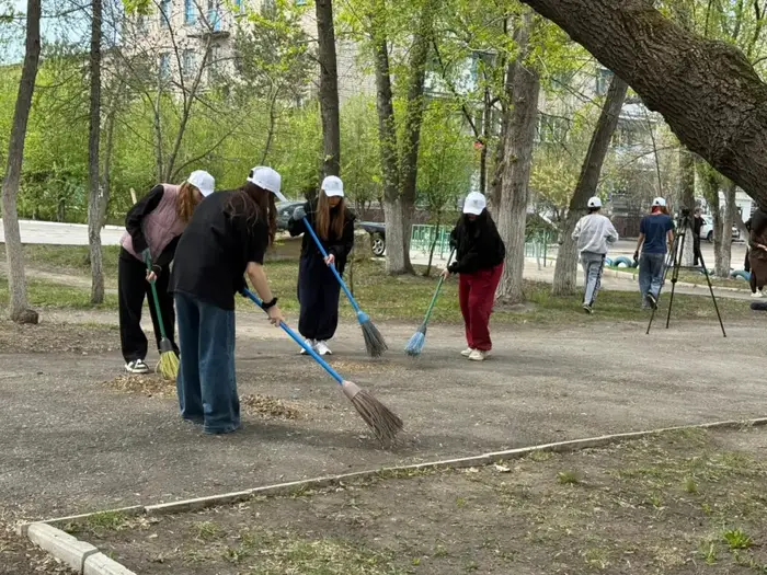 Молодежь Петропавловска привела в порядок памятник Анастасии Прокофичевой (5)