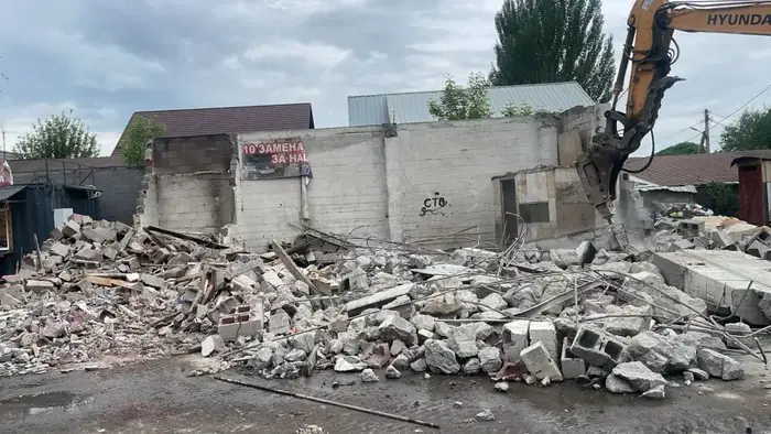 В Алматы снесли очередную незаконную постройку (3)