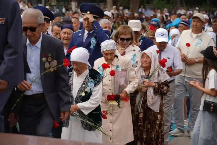 В ТУРКЕСТАНЕ ТОРЖЕСТВЕННО ОТМЕТИЛИ 81-ЛЕТИЕ ВЕЛИКОЙ ПОБЕДЫ (9)