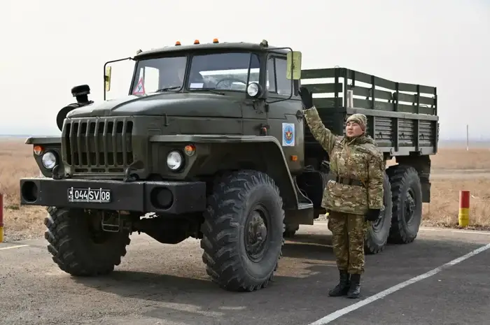 Около 250 курсантов военно-технических школ получили водительские права (3)