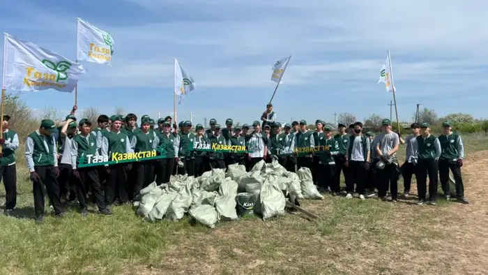 Таза Қазақстан: в Астане берег канала Нура-Есиль очистили от мусора (3)
