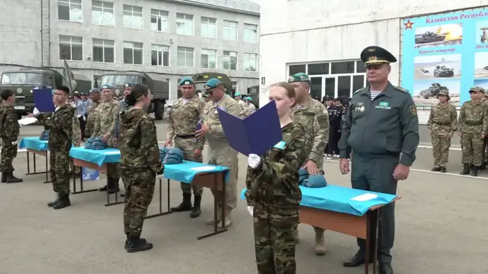 В Уральске 28 школьников вступили в ряды юных десантников (3)