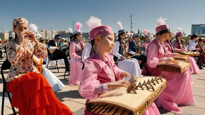 В Астане 2000 школьников одновременно исполнили кюй «Алтын ұя» (8)