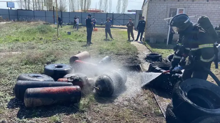 Международные спасатели МЧС извлекли более 600 газовых баллонов из огня в 2026 году Астане