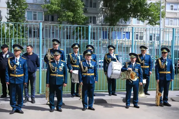 Асхат Шахаров посетил 102-летнего ветерана войны Василия Грецкого и передал поздравление от Президента Казахстана Астане