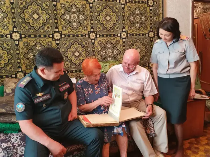Спасатели ВКО навестили ветеранов тыла к Дню Победы Астане
