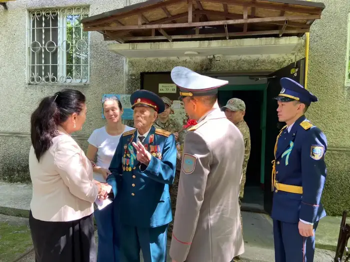Спасатели поздравили 99-летнего ветерана ВОВ с Днём Победы (2)