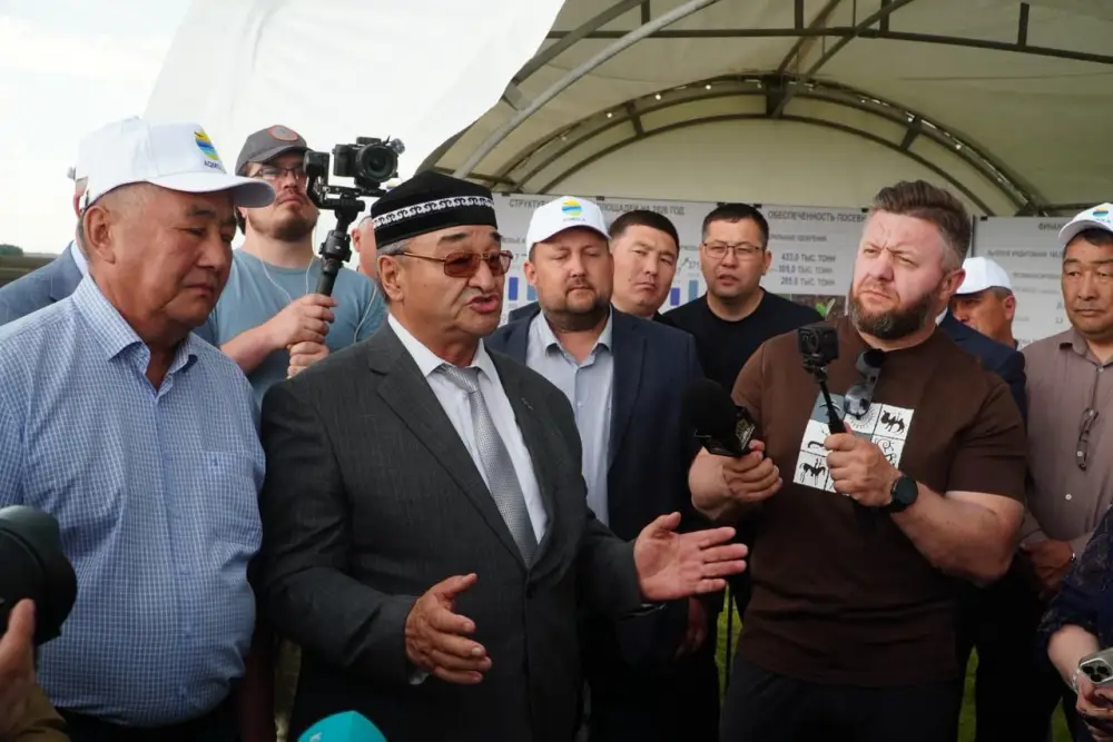 Айдарбек Сапаров ознакомился с ходом посевной кампании в Акмолинской области (2)