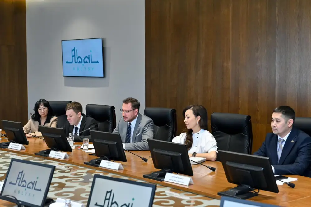 Аким области встретился с председателем правления компании «Мобайл Телеком-Сервис» Александром Бабичевым (2)