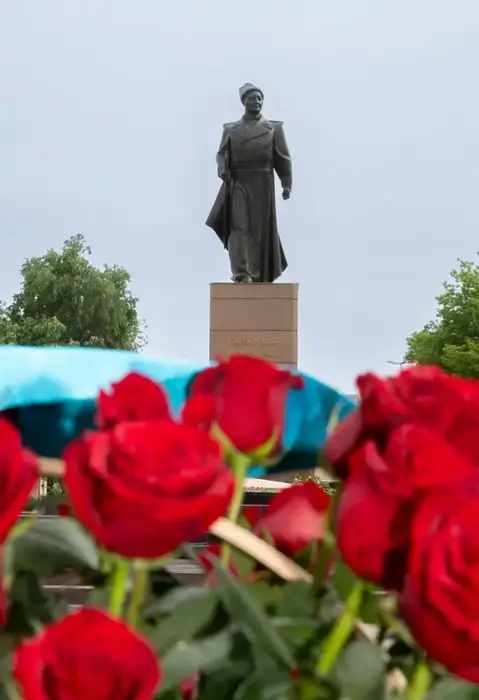 Тараз: Цветы к огню и память о героях Астане