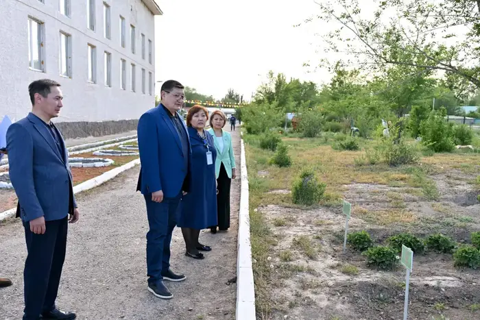 Аким области ознакомился с состоянием отремонтированной школы в селе Бақты (7)