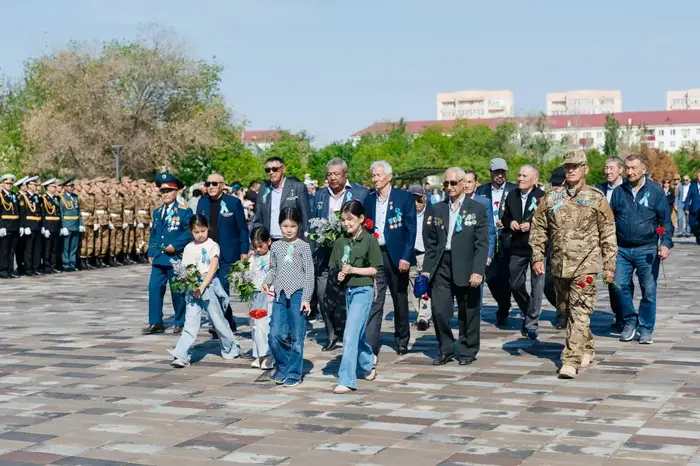 Событие в Атырау: жители города почтили память погибших во время войны в День Победы Астане