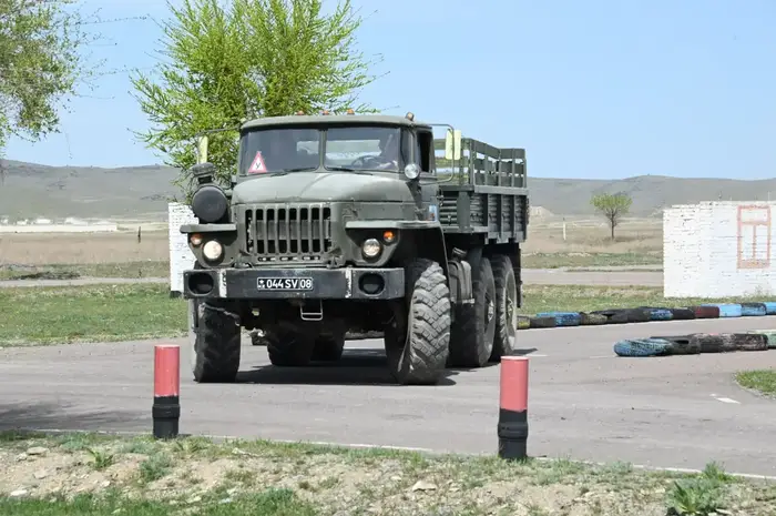 Около 250 курсантов военно-технических школ получили водительские права (5)