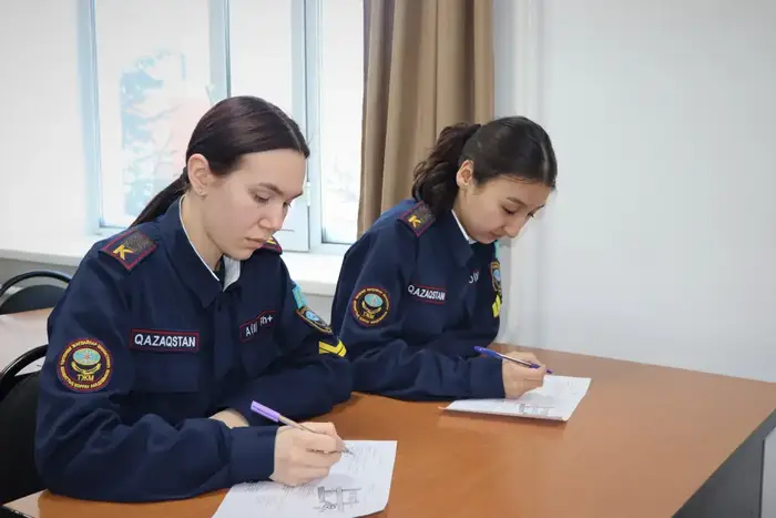 Девушки курсанты Академии гражданской защиты осваивают профессию спасателя (4)